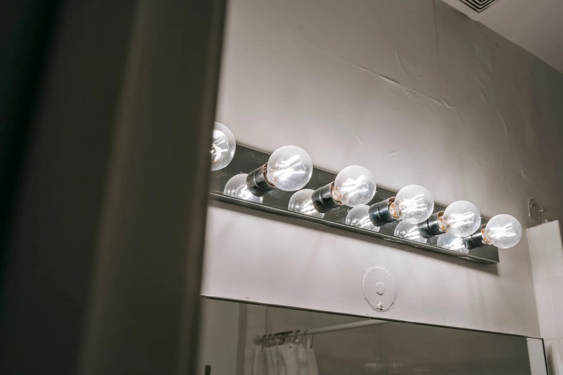 A mirror and light above a basin