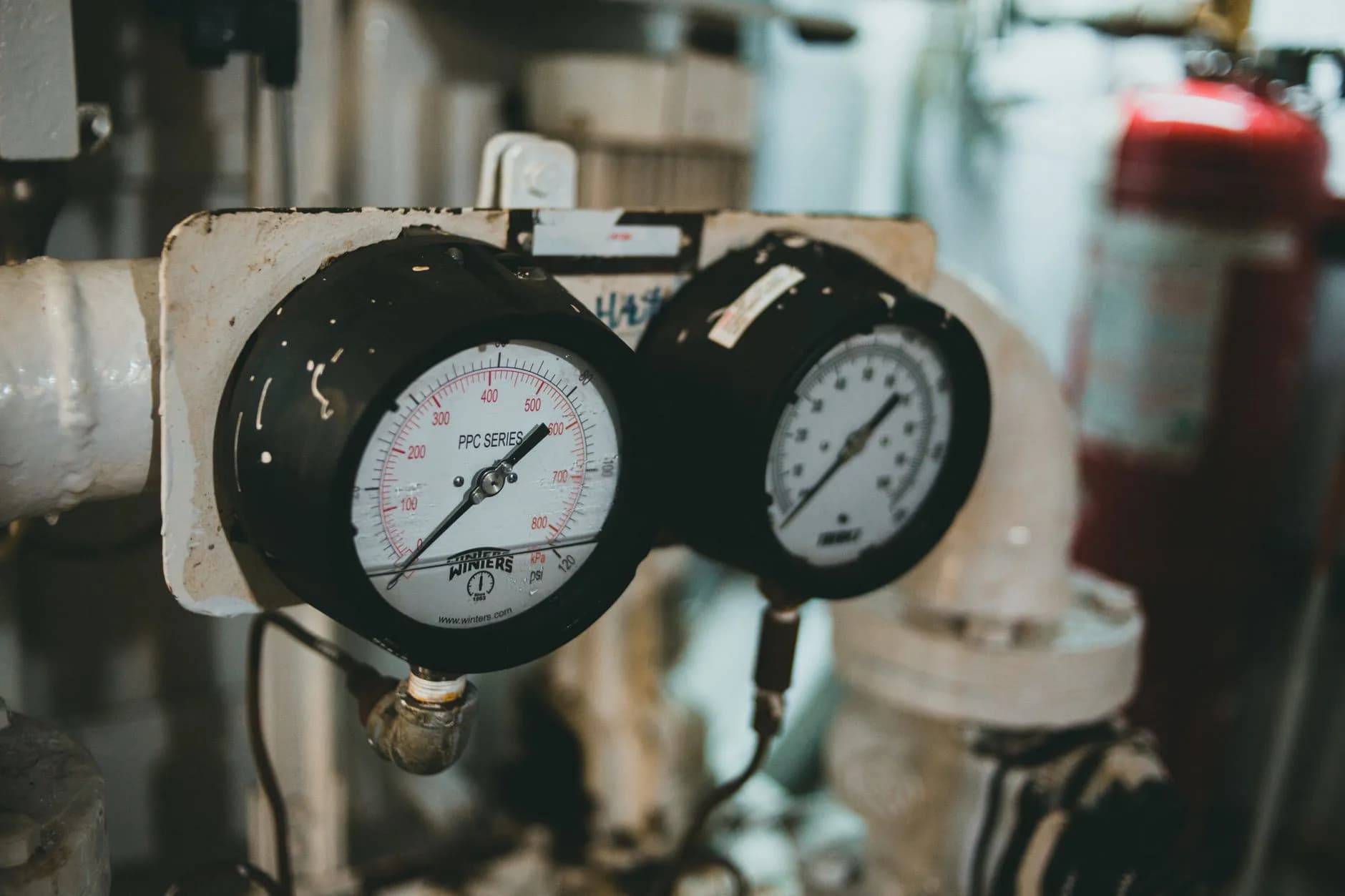 A water pressure gauge