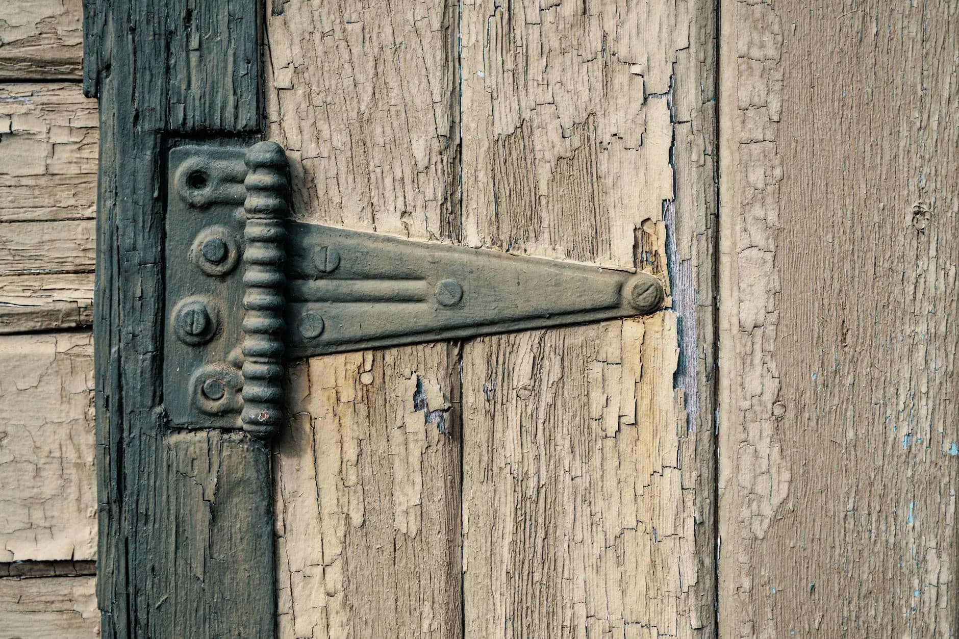 A cabinet hinge