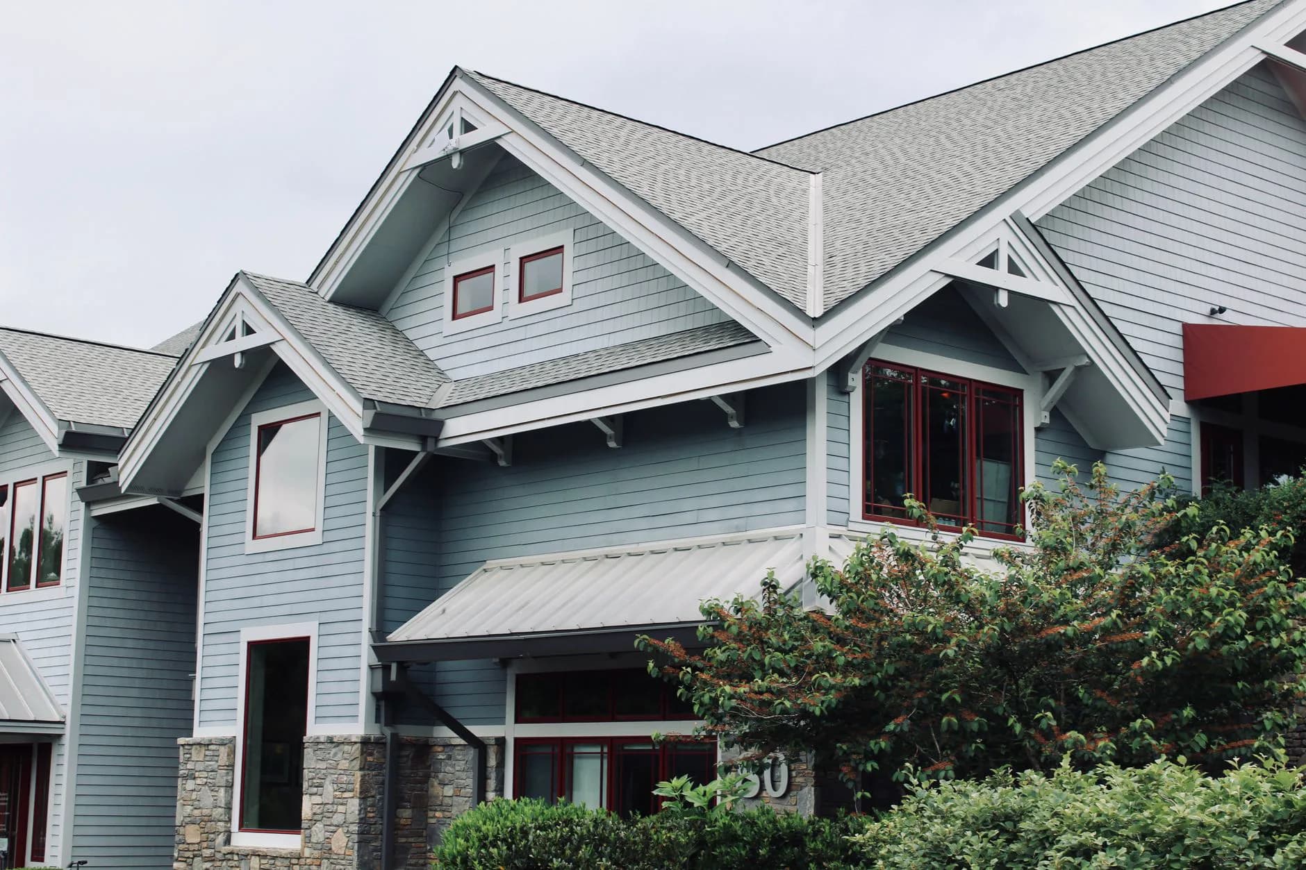 An asphalt shingle roof